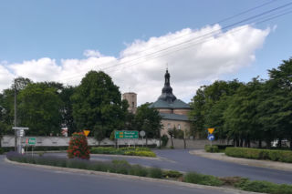 To miasto ma jeden z najpiękniejszych pałaców w Łódzkiem. Zachwyca też klasztorem