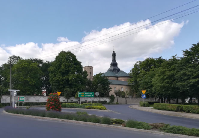 To miasto ma jeden z najpiękniejszych pałaców w Łódzkiem. Zachwyca też klasztorem