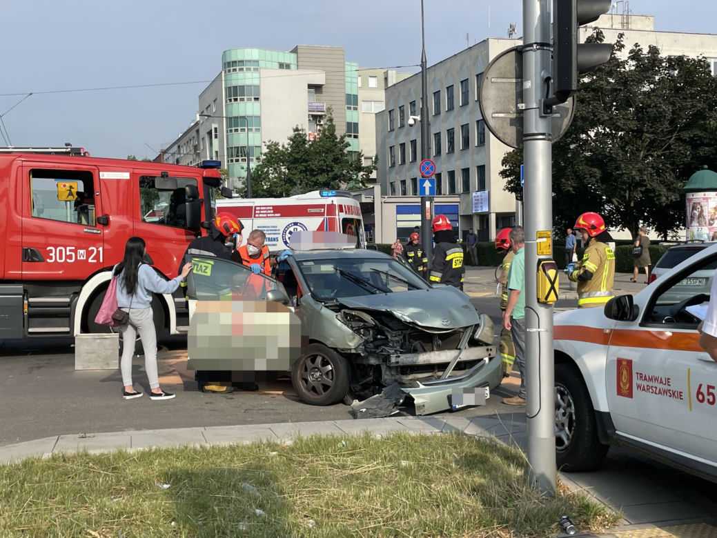 Pijany taksówkarz wiózł kobietę i dziecko