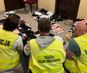 Na targu przy ul. Dworaka zatrzymano prawie tysiąc podróbek! 