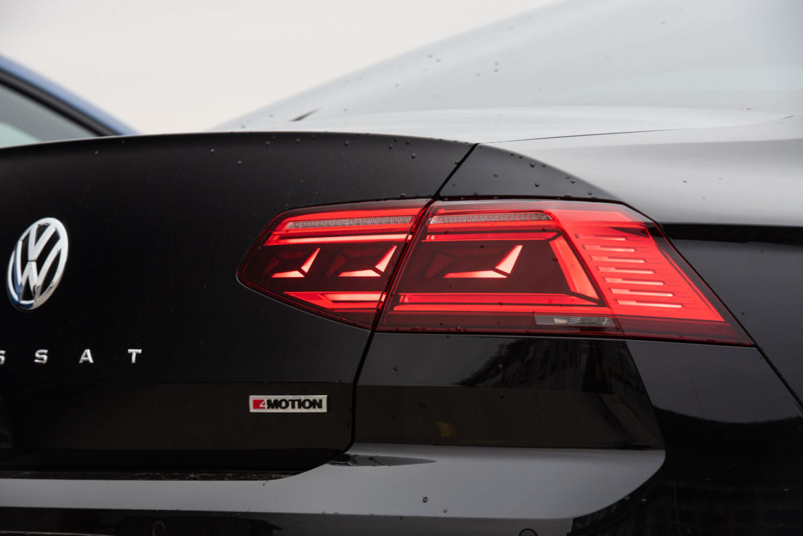 Volkswagen Passat Elegance vs Skoda Superb Sportline