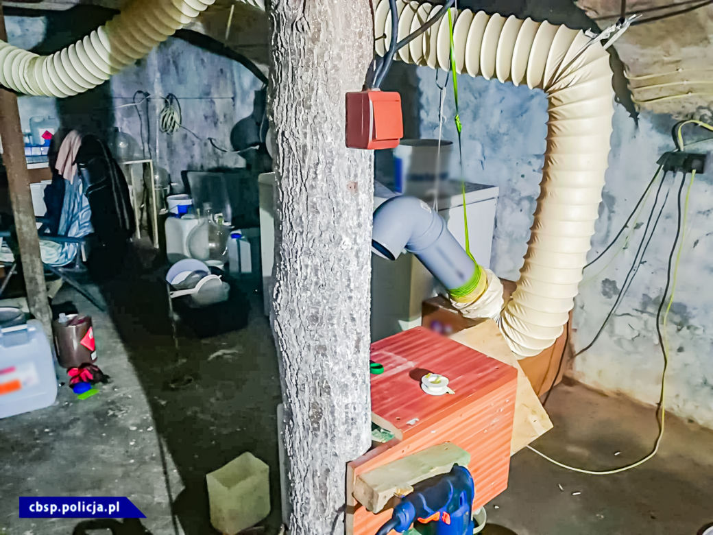 Laboratorium metamfetaminy ukryte pod kojcem dla psów