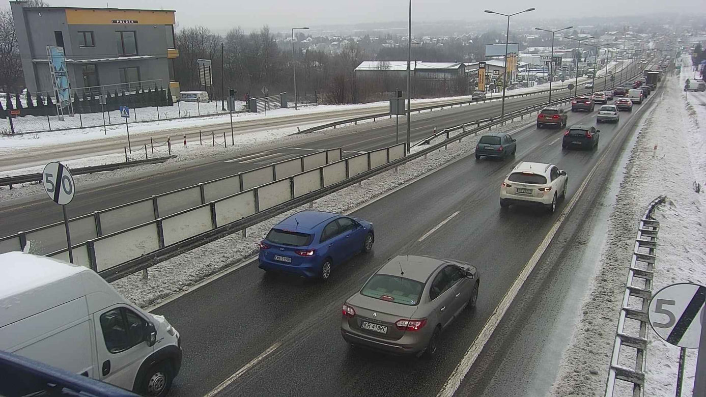 Ciężkie warunki na drogach dojazdowych do Krakowa. Jest bardzo ślisko! Zalega błoto pośniegowe
