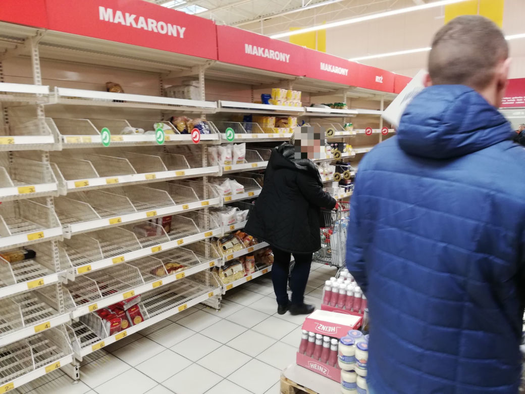 Koronawirus. Bydgoszczanie szturmują sklepy! Z półek znika żywność 