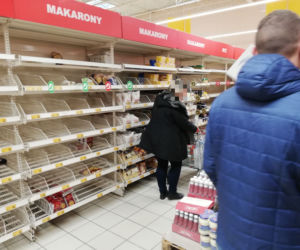 Koronawirus. Bydgoszczanie szturmują sklepy! Z półek znika żywność 