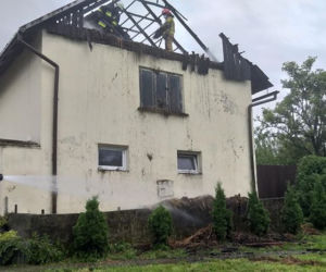 Gaboń. Piorun uderzył w dach budynku! Doszło do pożaru