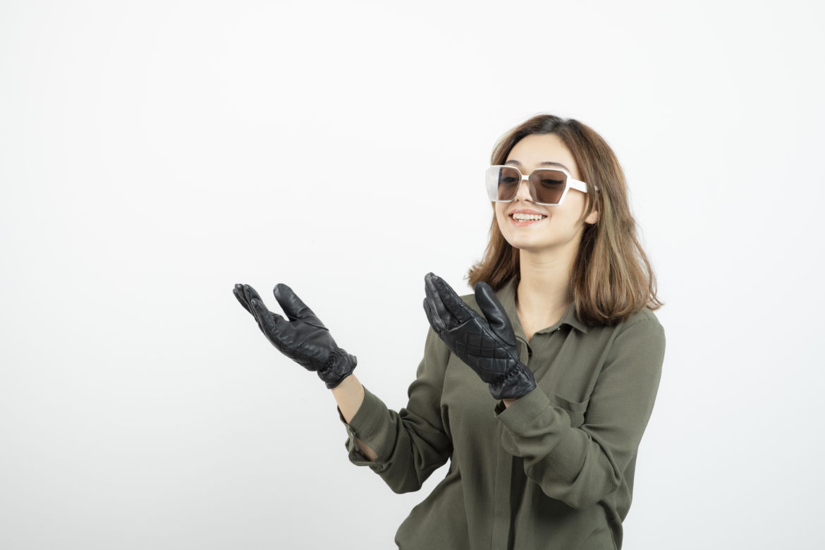 Najmodniejsze dodatki na jesień, które odmienią każdą stylizację