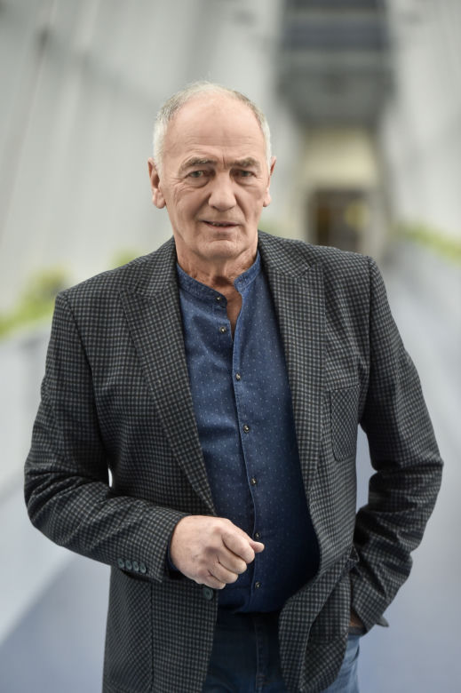 Jakim tatą jest 76-letni Karol Strasburger? Takie metody stosuje wobec 3-latki