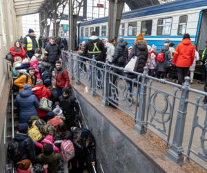 Wojna na Ukrainie. Tłumy uchodźców w Medyce i na dworcu we Lwowie