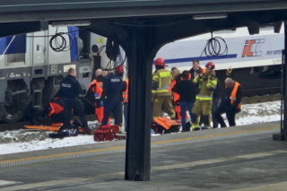 16-latka wyciągnięta spod pociągu i zabrana przez śmigłowiec. Jest komentarz policji w Mysłowicach