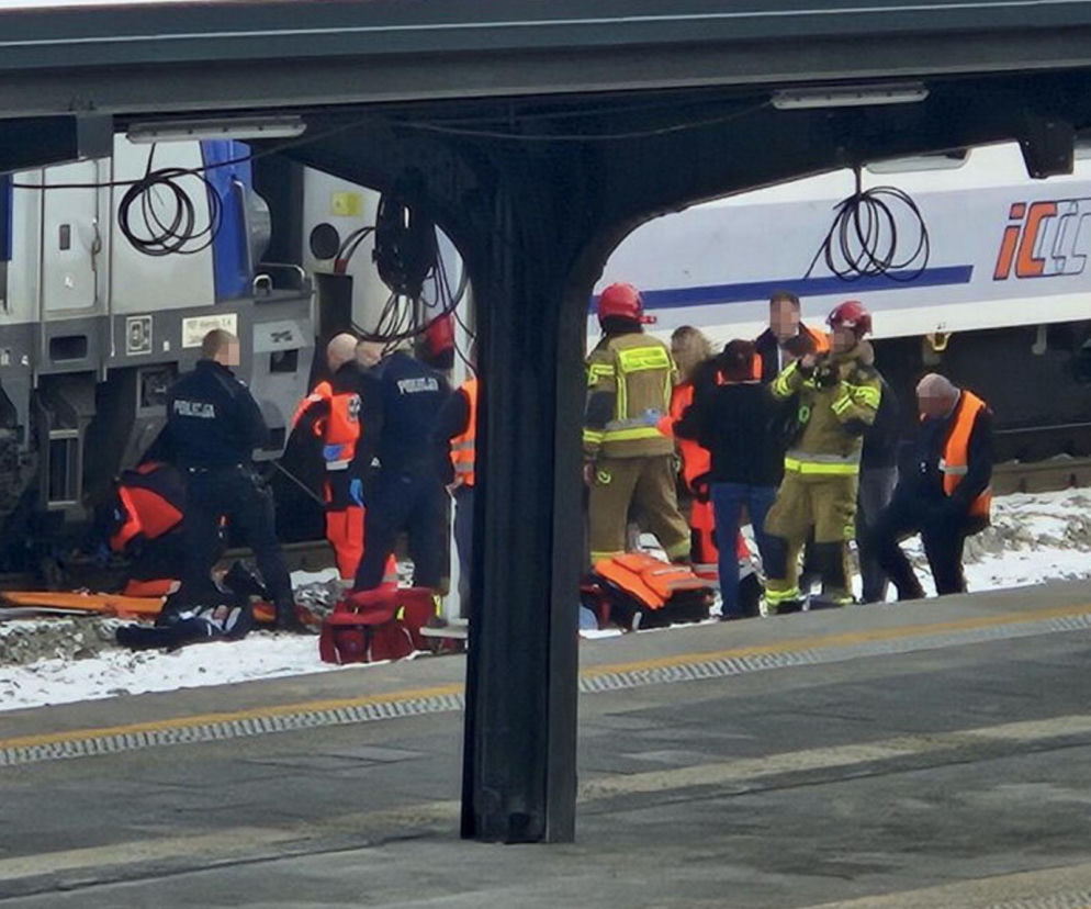 Mysłowice. 16-latka wyciągnięta spod pociągu Intercity na dworcu PKP. Zabrał ją śmigłowiec LPR [ZDJĘCIA].