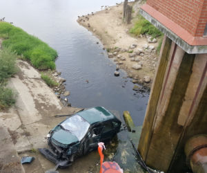 Auto przebiło barierki i wleciało do ujścia Trynki do Wisły w Grudziądzu