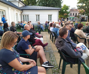 Spotkanie autorskie Artura Ziontka i koncert siedleckich artystów przy fontannie 18.08.2021