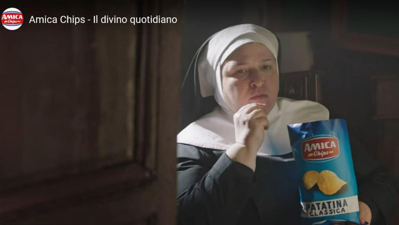 Wielki skandal po reklamie! Zakonnice zamiast hostii jedzą chipsy. I bardzo się cieszą!