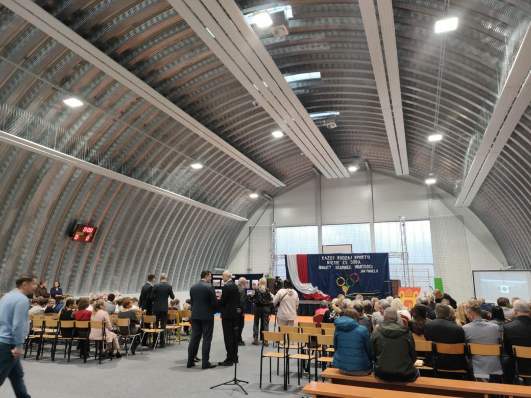 Dzieci z podstawówki w Pniewie mogą korzystać z nowej hali sportowej