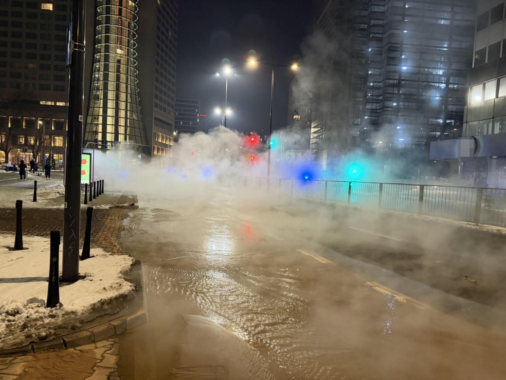 Gorąca chmura spowiła centrum Warszawy. Wielka dziura na środku ulicy. Co się stało?!