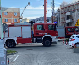 Kraków. Wielki pożar na ul. Wadowickiej! Płoną deski i styropian na dachu bloku