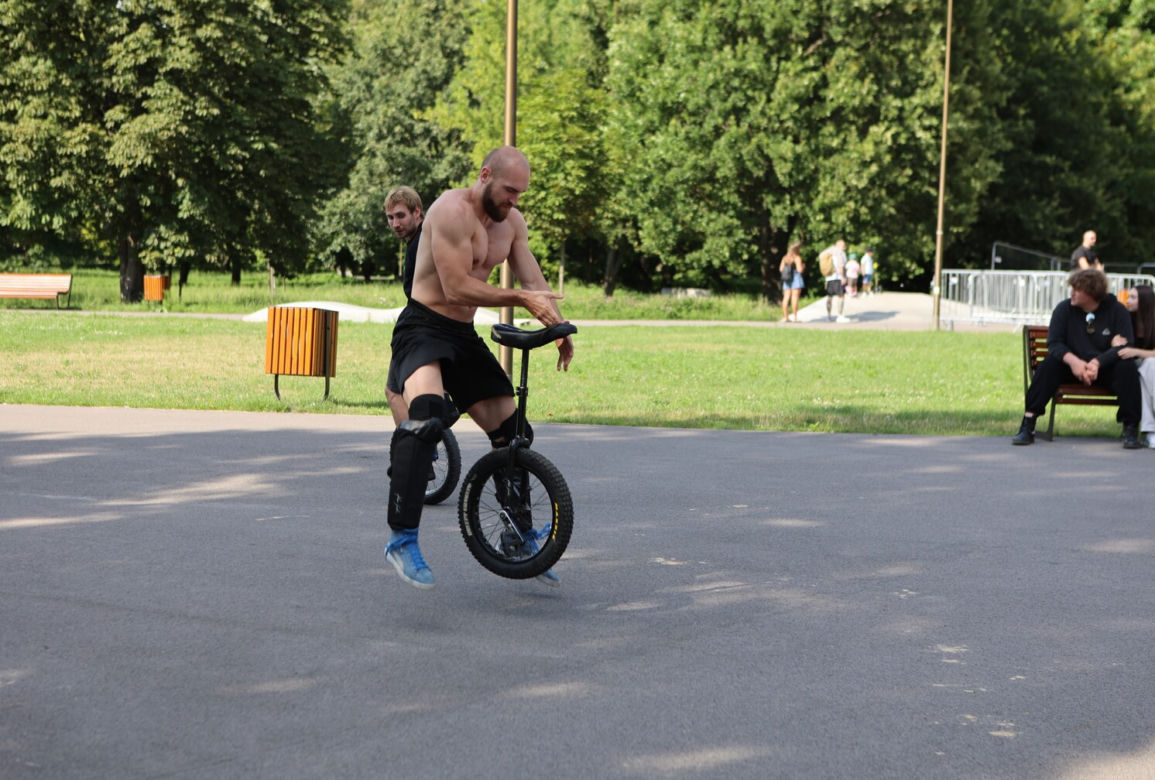 Monocyklowy trial w Parku Ludowym w Lublinie w ramach Europejskiej Konwencji Żonglerskiej