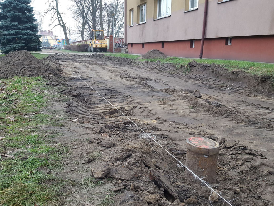 Budują ściężkę rowerową przy ul. Dąbrowskiego w Lesznie