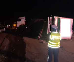 W okolicach Kamieńska przewrócił się TIR. Droga A1  była zablokowana przez 12 godzin!