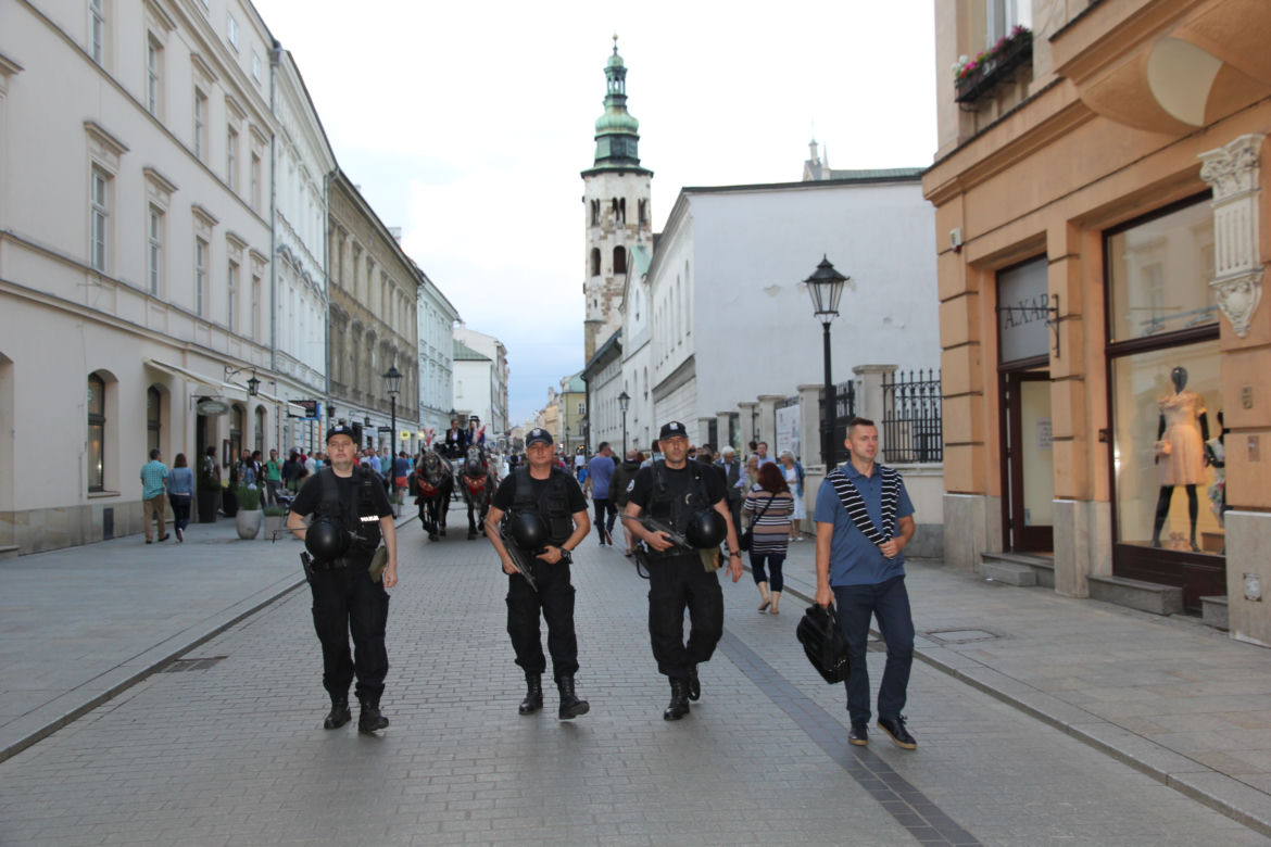 Kraków pod szczególnym nadzorem: Zobacz, jak wygląda zabezpieczanie miasta! [ZDJĘCIA]