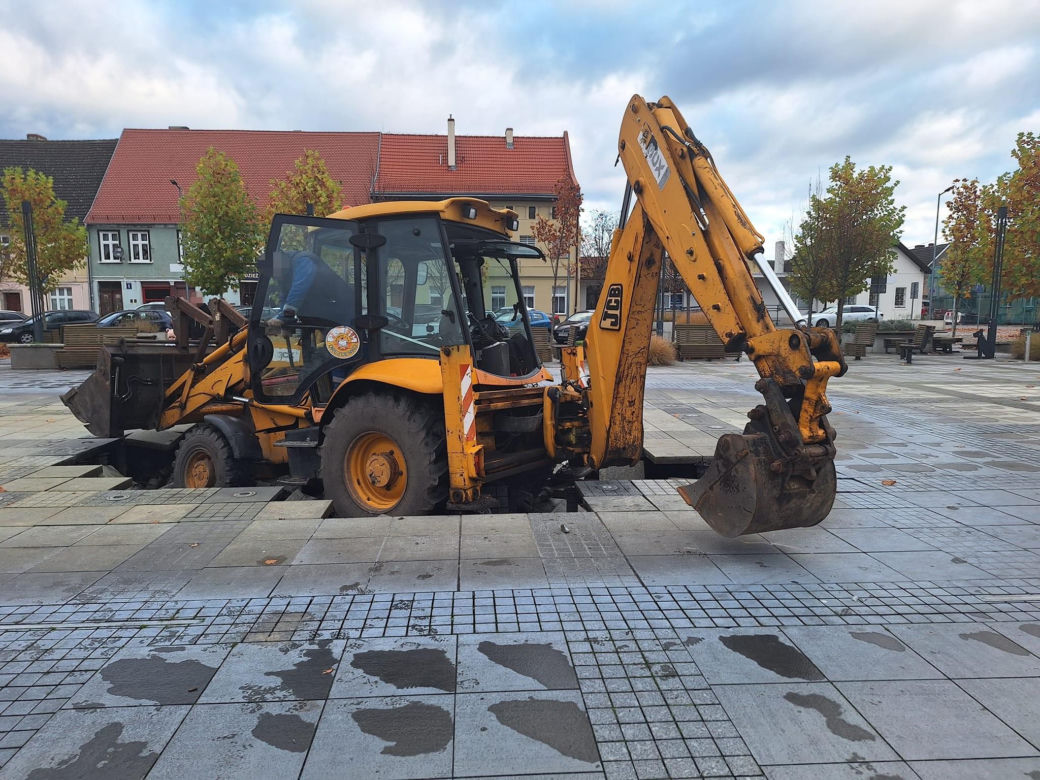 Koparka wjechała na fontannę i się zapadła. Burmistrz: „Chce mi się wyć!”