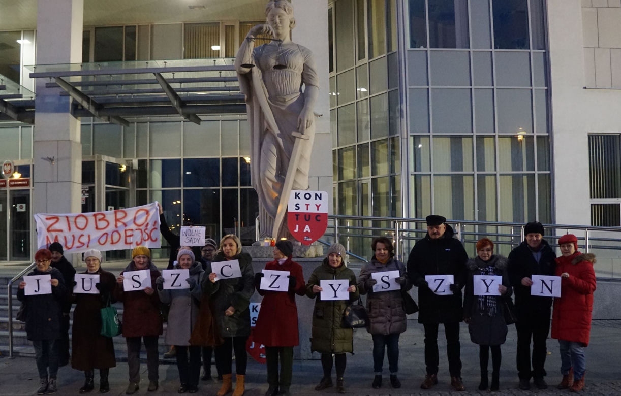 Radom: Manifestowali w obronie sędziów. Ponad 100 osób osób wzięło udział w demonstracji