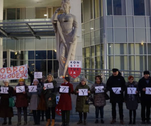 Radom: Manifestowali w obronie sędziów. Ponad 100 osób osób wzięło udział w demonstracji