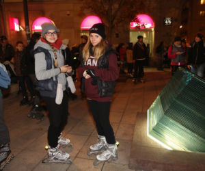 Nightskating. Warszawiacy przejechali stolicę na rolkach [Zdjęcia]