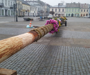 Ogromna palma wielkanocna na nowosądeckim Rynku 