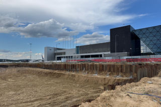 Dźwigi, wykopy i nocne ekipy na pasie startowym. Kraków Airport buduje na potęgę a lotnisko działa normalnie