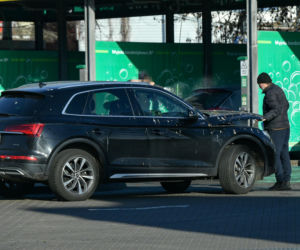 Robert Więckiewicz myje samochód