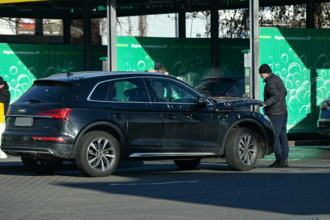 Robert Więckiewicz myje samochód