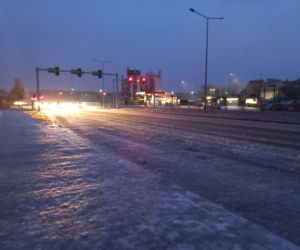 Skute lodem chodniki, ulice i... samochody. Trudny poranek dla kierowców w Lesznie