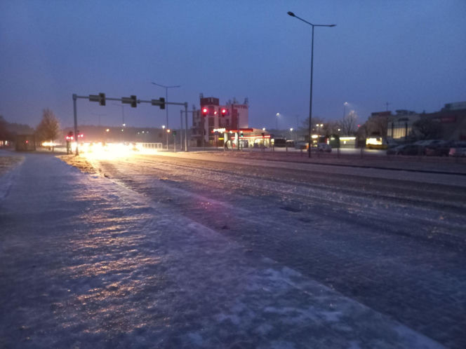 Skute lodem chodniki, ulice i... samochody. Trudny poranek dla kierowców w Lesznie