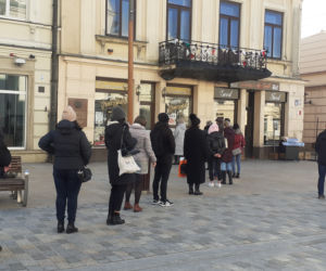 Lublinianie czekają nawet 1,5 godziny po pączki! [GALERIA]