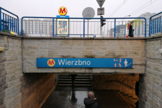 Terror na Mokotowie. Brutalny atak przy metrze Wierzbno. Policja szuka tych sprawców [LIST GOŃCZY]