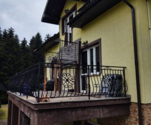 Stara Wieś. W domu jednorodzinnym URWAŁ SIĘ balkon! Trzy osoby w szpitalu