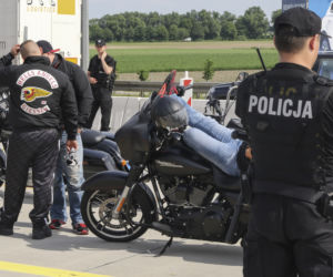 Policjanci pilnują gangu na motocyklach