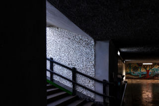  Gdy ludzie wychodzili z pracy, oglądali wolne ptaki. To podziemne przejście jest niczym galeria sztuki. Powstała dla górników