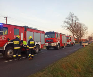 WIRY: 26-latek DACHOWAŁ chevroletem w rowie. Auto SKASOWANE