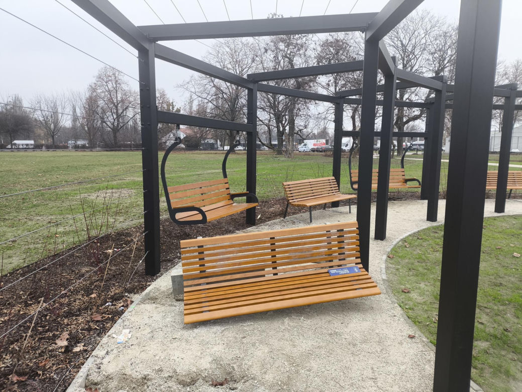 Nowy park w Warszawie już zniszczony. "Przykro się na to patrzy"
