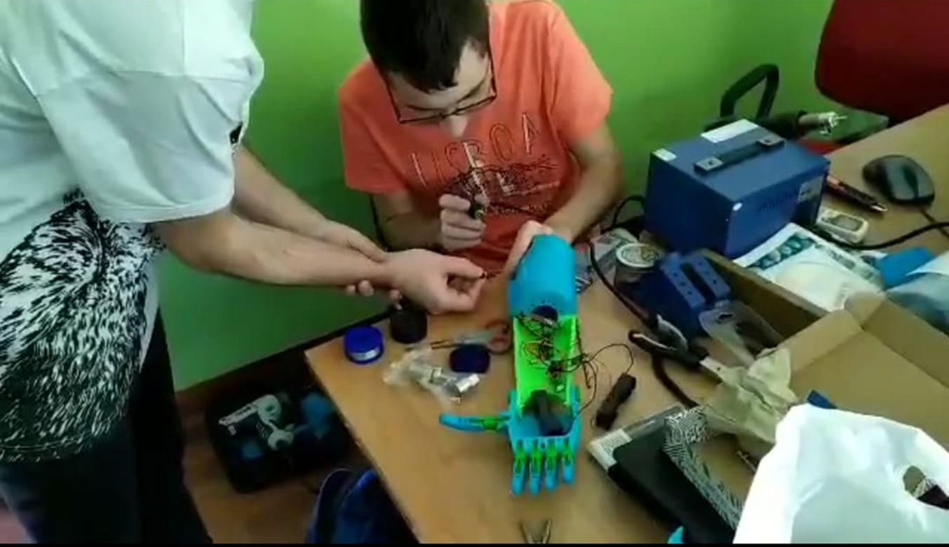Koledzy wydrukowali Kindze kolejną rękę w 3D