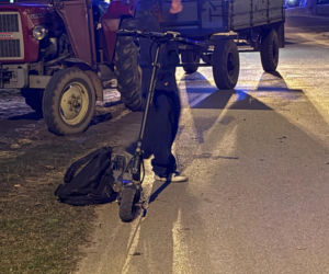 Nastolatek przejechany przejechany przez ciągnik w Wilanowie! Dwóch 14-latków na hulajnodze zderzyło się z traktorem