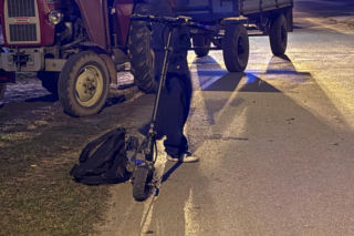 Nastolatek przejechany przejechany przez ciągnik w Wilanowie! Dwóch 14-latków na hulajnodze zderzyło się z traktorem