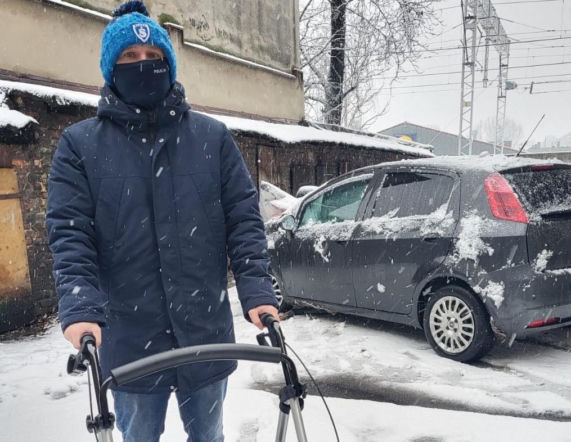 Bohaterski policjant uratował ludzi z ognia! Dziś potrzebuje pomocy