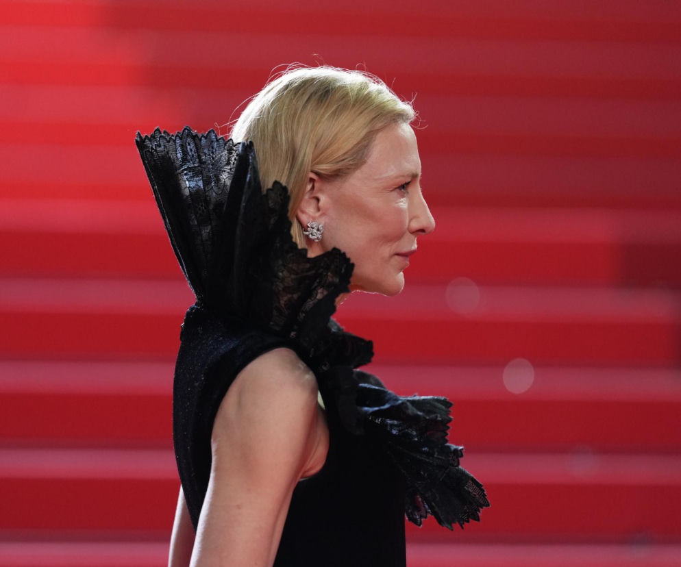 Profil aktorki Cate Blanchett w czarnej kreacji na tle czerwonych schodów. O jej braku snu przeczytasz w serwisie Eska.