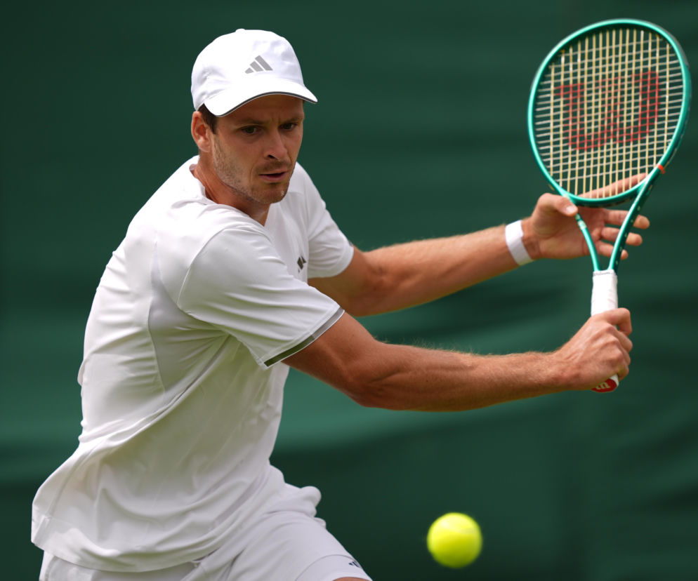 Hubert Hurkacz podczas meczu na Wimbledonie. O rywalizacji Polaka przeczytasz na SE Supersport.