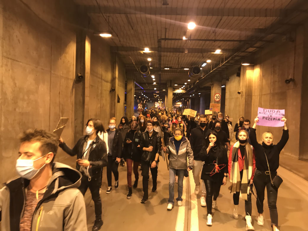 Protest kobiet w Katowicach! Karetka na sygnale jechała wprost na uczestników