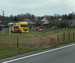 Ciężarówka staranowała plac zabaw i wjechała na podwórko! O krok od tragedii